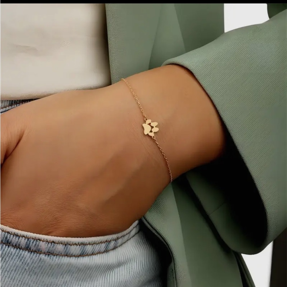 364. Dog paw charm bracelet in gold tone